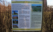 Eine Infostele informiert über die typischen Feldsteinkirchen, Foto: Bansen-Wittig