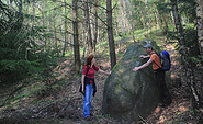 Wanderer am (kleinen) Riesenstein bei Rädigke, Foto: Bansen-Wittig