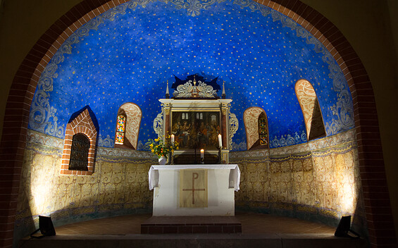 Apsis mit Sternenhimmel in der Kirche von Rädigke, Foto: Bansen-Wittig