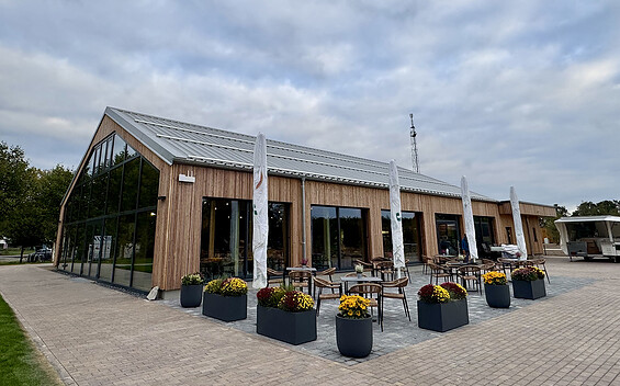 Caravanserei Restaurant außen, Foto: Burkhard Tewinkel, Lizenz: CARAVANSEREI Resort Oberhavel