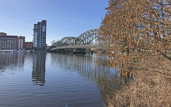 Aussicht auf große Eiswerderbruecke und das Spandauer Festland, Foto: Rita Frank, Lizenz: terra press GmbH