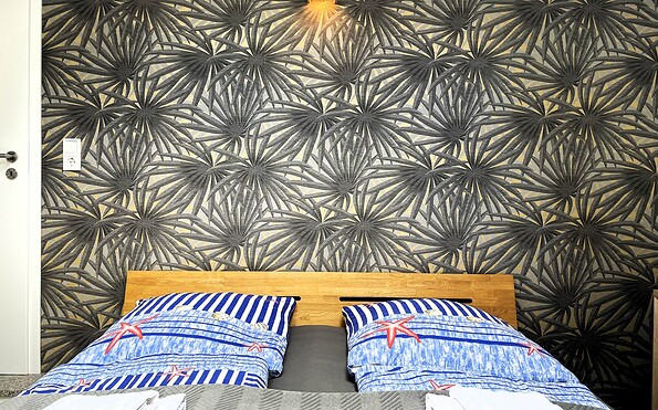 Schlafzimmer im Untergeschoss mit Doppelbett, Foto: Ulrike Haselbauer, Lizenz: Tourismusverband Lausitzer Seenland e.V.