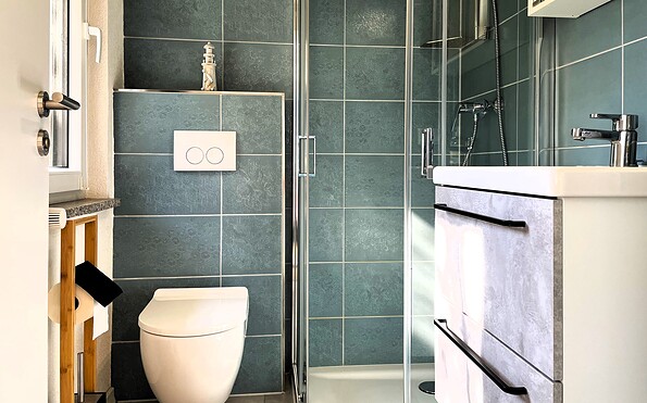 Bad mit Dusche, Waschtisch und WC, Foto: Ulrike Haselbauer, Lizenz: Tourismusverband Lausitzer Seenland e.V.