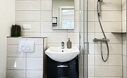 Bad mit Dusche, Waschtisch und WC, Foto: Ulrike Haselbauer, Lizenz: Tourismusverband Lausitzer Seenland e.V.