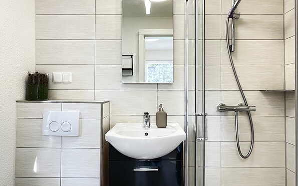 Bad mit Dusche, Waschtisch und WC, Foto: Ulrike Haselbauer, Lizenz: Tourismusverband Lausitzer Seenland e.V.