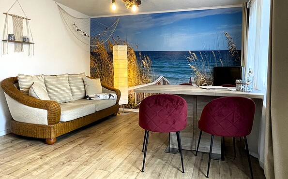 Living area in Haus Albatros with sofa and dining table, Foto: Ulrike Haselbauer, Lizenz: Tourismusverband Lausitzer Seenland e.V.