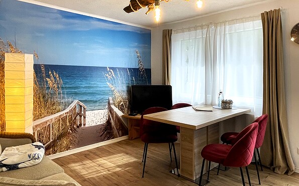 View of the dining table and television, Foto: Ulrike Haselbauer, Lizenz: Tourismusverband Lausitzer Seenland e.V.