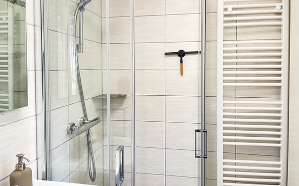 Bathroom with shower, washbasin and toilet, Foto: Ulrike Haselbauer, Lizenz: Tourismusverband Lausitzer Seenland e.V.