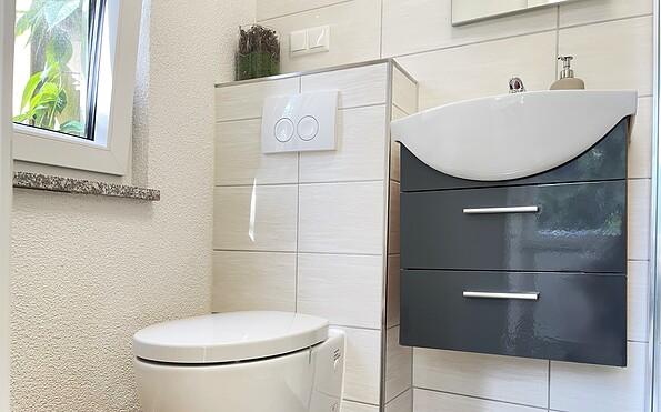 Bathroom with shower, washbasin and toilet, Foto: Ulrike Haselbauer, Lizenz: Tourismusverband Lausitzer Seenland e.V.