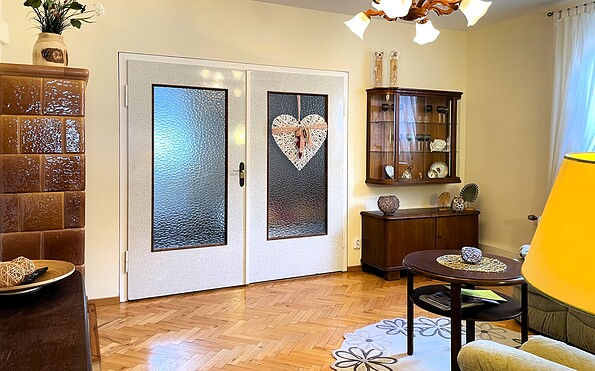 Blick in das Wohnzimmer (große FeWo im Erdgeschoss), Foto: Ulrike Haselbauer, Lizenz: Tourismusverband Lausitzer Seenland e.V.