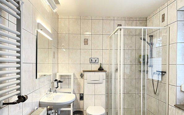 Bad mit Dusche, Wascgbecken und WC, Foto: Ulrike Haselbauer, Lizenz: Tourismusverband Lausitzer Seenland e.V.
