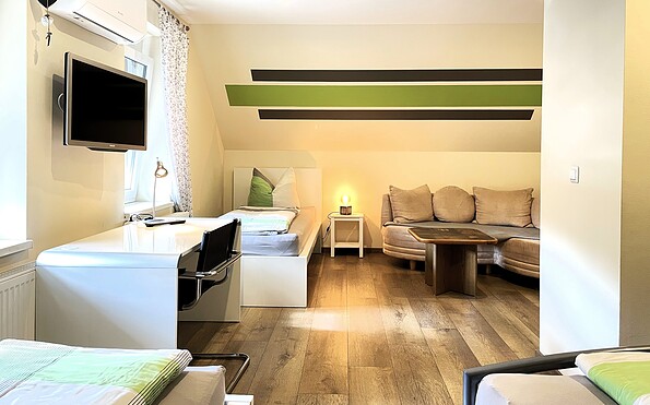 Mehrbettzimmer mit Schreibtisch, Foto: Ulrike Haselbauer, Lizenz: Tourismusverband Lausitzer Seenland e.V.