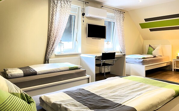 Mehrbettzimmer mit TV Klimaanlage, Foto: Ulrike Haselbauer, Lizenz: Tourismusverband Lausitzer Seenland e.V.