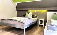 Mehrbettzimmer im Obergeschoss, Foto: Ulrike Haselbauer, Lizenz: Tourismusverband Lausitzer Seenland e.V.