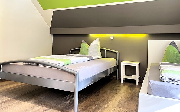 Mehrbettzimmer im Obergeschoss, Foto: Ulrike Haselbauer, Lizenz: Tourismusverband Lausitzer Seenland e.V.
