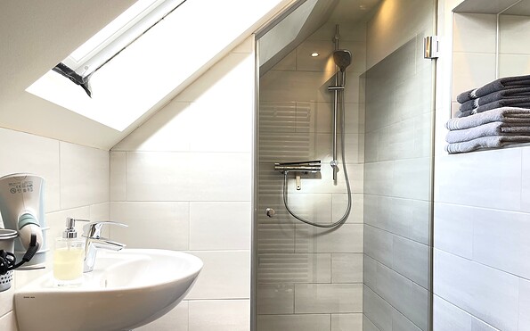 Bad mit Dusche, Waschbecken und WC, Foto: Ulrike Haselbauer, Lizenz: Tourismusverband Lausitzer Seenland e.V.