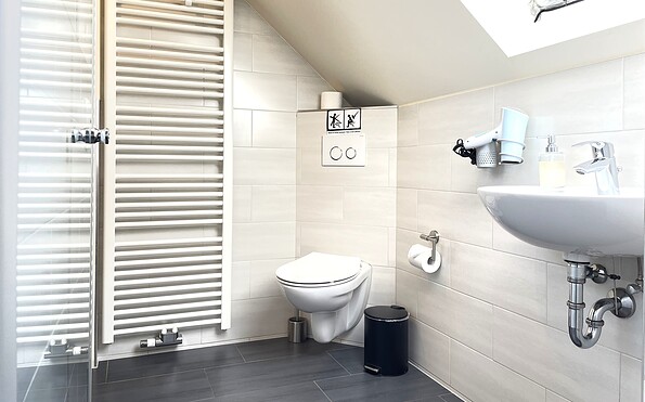 Bad mit Dusche, Waschbecken und WC, Foto: Ulrike Haselbauer, Lizenz: Tourismusverband Lausitzer Seenland e.V.