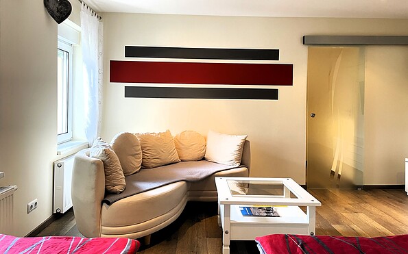 Sofa zusätzlich im Zimmer, Foto: Ulrike Haselbauer, Lizenz: Tourismusverband Lausitzer Seenland e.V.
