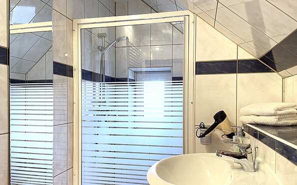 Bad mit Dusche, Waschbecken und WC, Foto: Ulrike Haselbauer, Lizenz: Tourismusverband Lausitzer Seenland e.V.