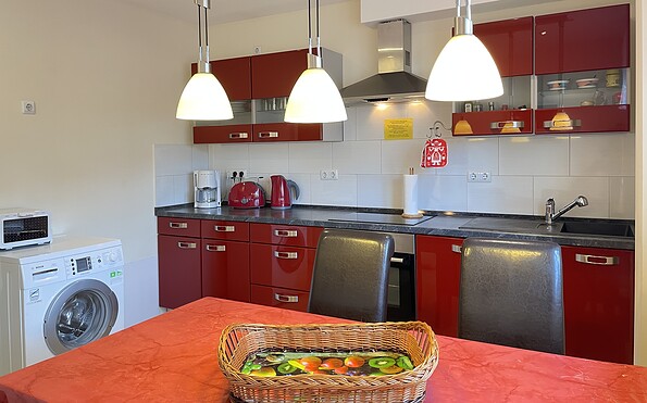 Gemeinschaftsküche mit Waschmaschine, Foto: Ulrike Haselbauer