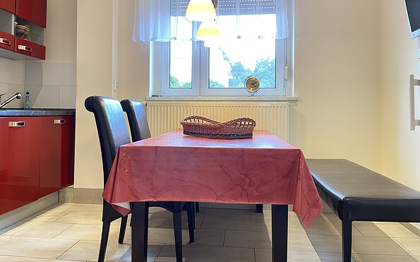 Gemeinschaftsküche mit Esstisch, Foto: Ulrike Haselbauer, Lizenz: Tourismusverband Lausitzer Seenland e.V.