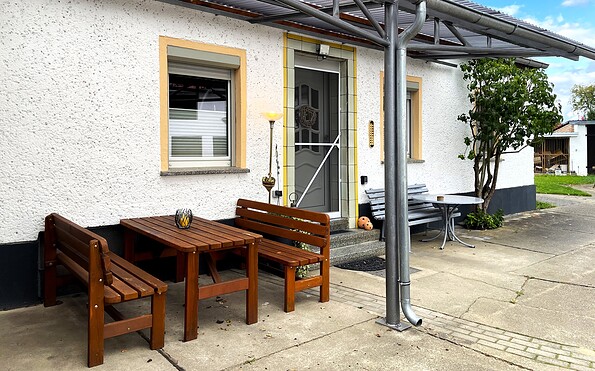 Bänke und Tisch im Hof , Foto: Ulrike Haselbauer, Lizenz: Tourismusverband Lausitzer Seenland e.V.