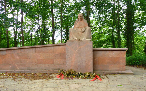 Trauernde Mutter von Walther Preik, Foto: Waren (Müritz)-Information