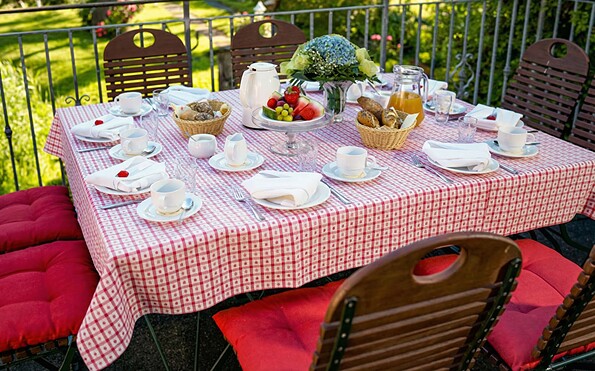 Essen auf der Terrasse, Foto: Christine Henning-Schiewe, Lizenz: Prenzlauer Hotelbetriebsgesellschaft mbH – Hotel Wendenkönig garni