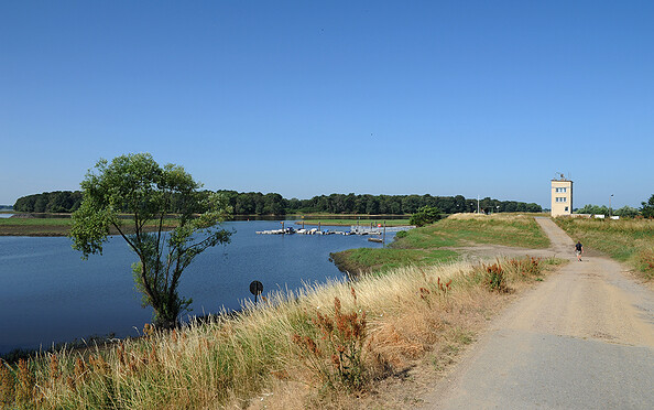 Alter Zollhafen Cumlosen - der Hafen liegt unterhalb des alten Wachturms © Christin Drühl, Foto: Bootsclub Cumlosen