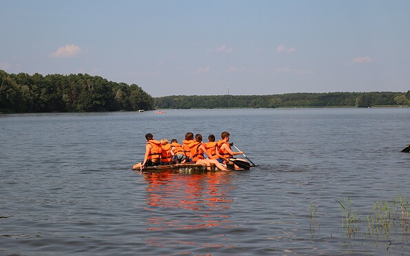 Auf selbstgebautem Floß unterwegs, Foto: Susanne Töpfer, Lizenz: Kurzzeithelden