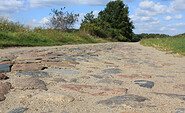 Historische Kopfsteinpflasterstraße aus Feldsteinen, Foto: Bansen-Wittig