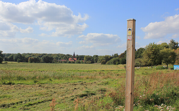 Zwischenwegweiser mit Blick auf Wiesenburg, Foto: Bansen-Wittig