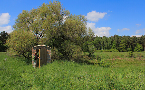 Am Kunstwerk "Weltentür", Foto: Bansen-Wittig