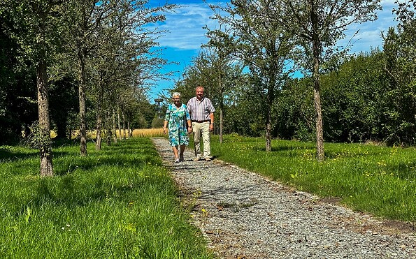 Spaziergänger im Karthane-Park, Foto: Monique Bessert, Lizenz: Wirtschaftsfördergesellschaft Prignitz mbH
