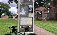 Infostele in Kränzlin, Foto: Itta Olaj, Lizenz: Brandenburgische Seenplatte GmbH