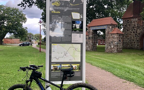 Infostele in Kränzlin, Foto: Itta Olaj, Lizenz: Brandenburgische Seenplatte GmbH