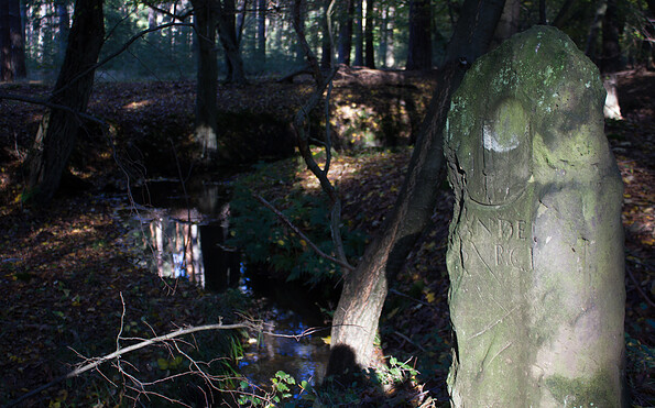 Grenzsteine weisen auf die ehemalige sächsisch-preußische Grenze hin, Foto: Bansen-Wittig