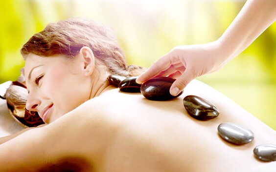 Hot Stone Massage, Foto: Fotolia_45587691, Lizenz: Damaris Kanisch