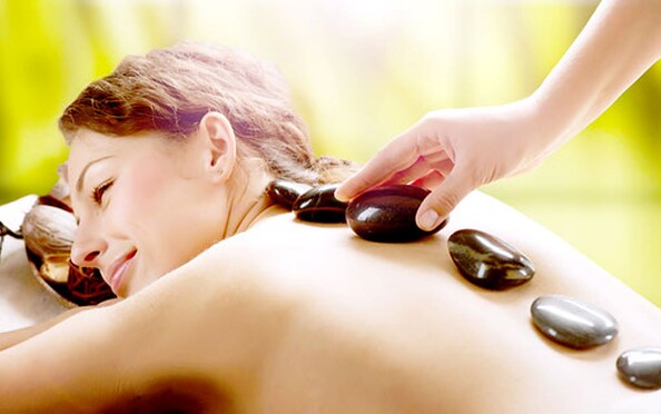 Hot Stone Massage, Foto: Fotolia_45587691, Lizenz: Damaris Kanisch