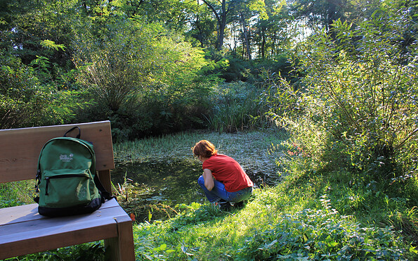 Muschelsuche am Teich, Foto: Bansen-Wittig
