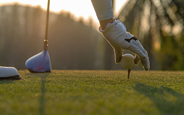Golfer setzt Ball auf den Token, Foto: freebird7977 , Lizenz: freebird7977