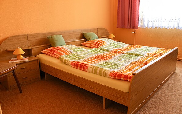 Schlafzimmer mit Doppelbett