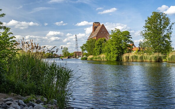 Eisenhüttenstadt, Oder mit Speicher, Foto: D. Mocker, Lizenz: Seenland Oder-Spree
