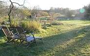 Garten mit Liegestühlen, Foto: Martin Krassuski