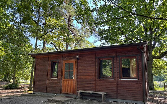 Ferienhaus Außenansicht, Foto: Lukas Erdmann, Lizenz: Wildnisschule Teerofenbrücke