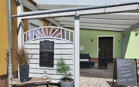 Terrassenzugang des Cafés JäckValentin, Foto: Denise Hoika, Lizenz: Tourismusverband Lausitzer Seenland e. V.