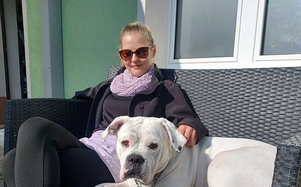 Hund vor Café JäckValentin, Foto: Sandra Jäckel, Lizenz: Café JäckValentin