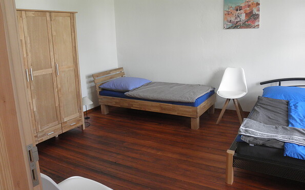 Bedroom with double bed and single, Foto: R. Müller-Zetzsche