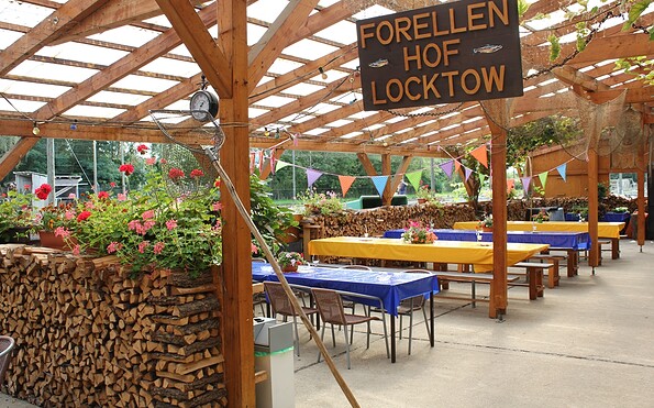 Überdachte Sitzplätze für den Fischimbiss, Foto: Bansen-Wittig