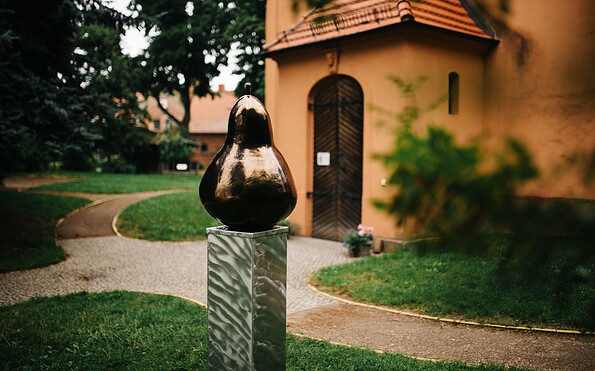 Birnenskulptur Kirche Ribbeck, Foto: Steven Ritzer, Lizenz: Tourismusverband Havelland e.V.